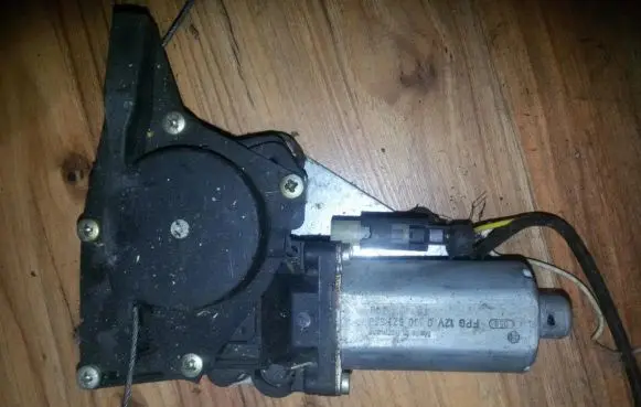 Ford Fiesta Front door window regulator motor 0130821680