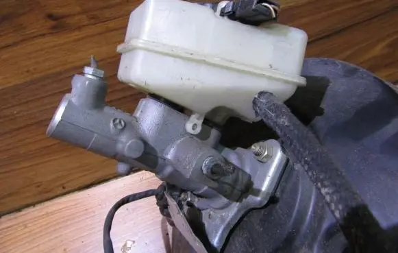 Mazda 323 F Master brake cylinder