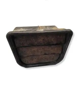 Volvo V70 Quarter panel pressure vent 9171001