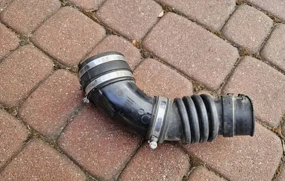 Opel Corsa E Air intake hose/pipe 13427555