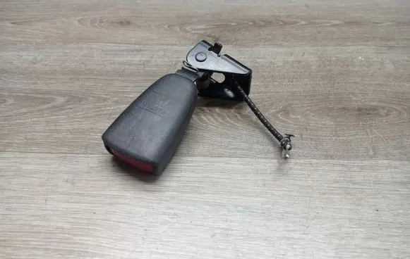 Volvo V70 Rear seatbelt buckle 738705