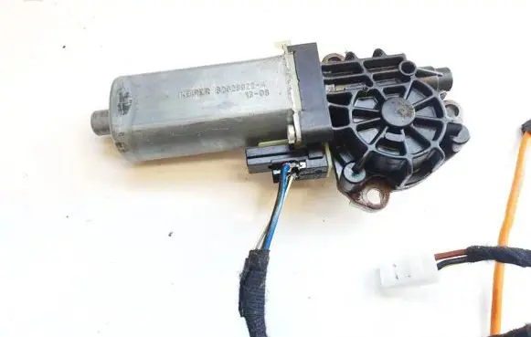 Mercedes-Benz C W204 Seat adjustment motor 0390203001 82028922-4