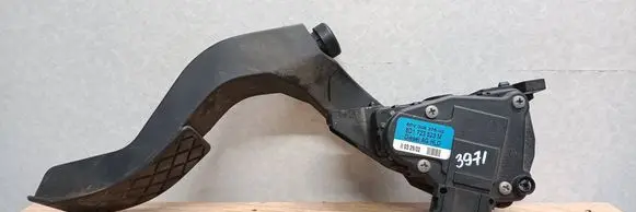 Accelerator throttle pedal