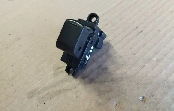 Nissan Note (E11) Electric window control switch 25411ED00B
