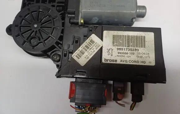 Peugeot 307 CC Front door window regulator motor 9651735280 993356102 993385201