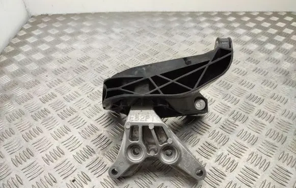 Opel Grandland X Engine mount bracket