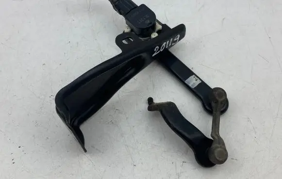 Toyota Prius+ (ZVW40) Air suspension front height level sensor 
