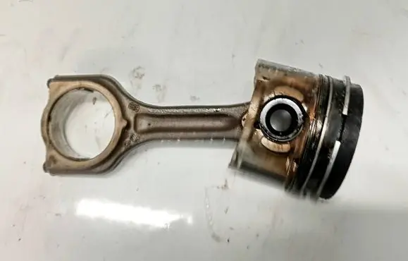 Ford Focus Piston with connecting rod 