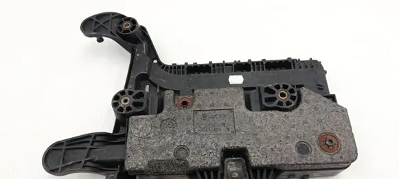 Volkswagen PASSAT B7 Battery tray 1K0915325A