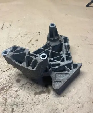 Volkswagen PASSAT B6 Engine mounting bracket 06F199207H