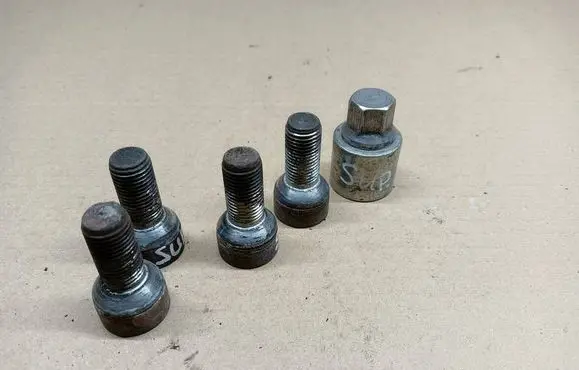 Skoda Superb B6 (3T) Anti-theft wheel nuts and lock 8888