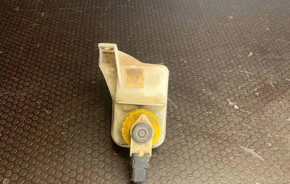 Fiat Coupe Brake fluid reservoir
