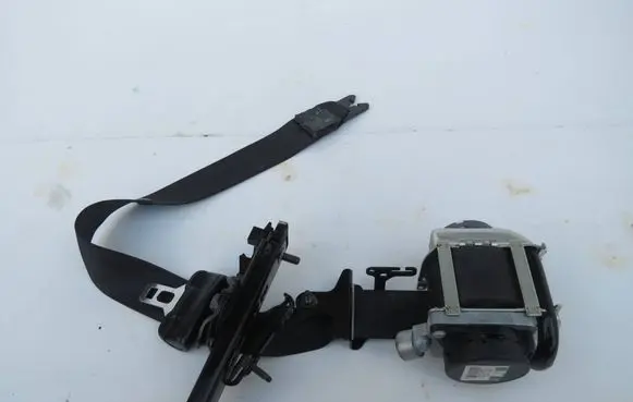 Volvo V60 Front seatbelt 39818843 22062017 624085000