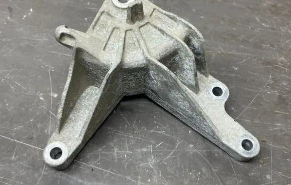 Opel Astra J Engine mounting bracket 13248662