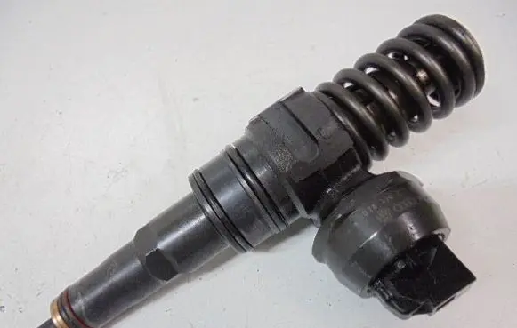 Volkswagen PASSAT B5.5 Fuel injector 038130073AL