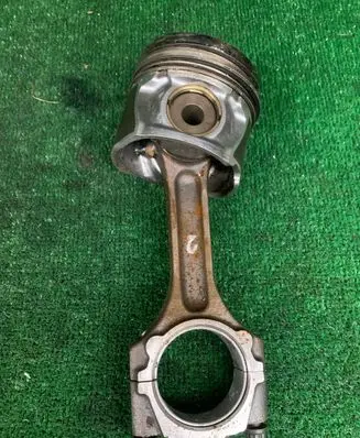 KIA Ceed Piston with connecting rod