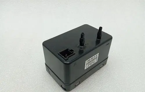Mercedes-Benz E W211 Central locking vacuum pump A0008002548