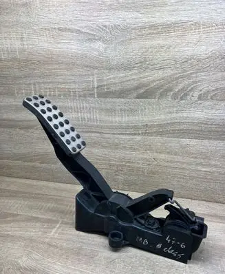 Mercedes-Benz B W245 Accelerator throttle pedal A1693000504