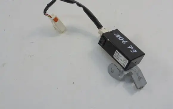 Mazda 2 Door central lock control unit/module DHY5675DZ