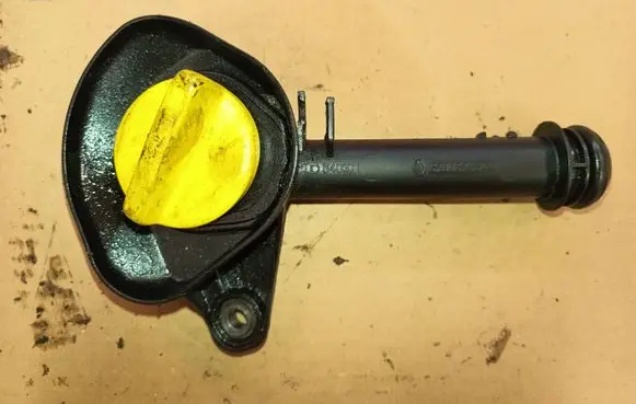 Renault Clio III Oil fill pipe 8200323344