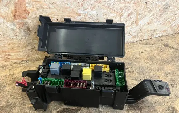 Mercedes-Benz ML W166 Fuse module A1669063901