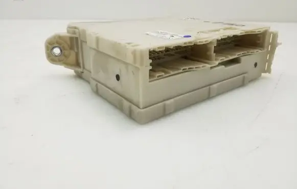 Lexus IS 220D-250-350 Fuse module 8273053050