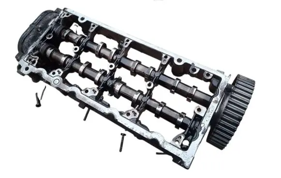 Volkswagen PASSAT B8 Engine head 04L103308F