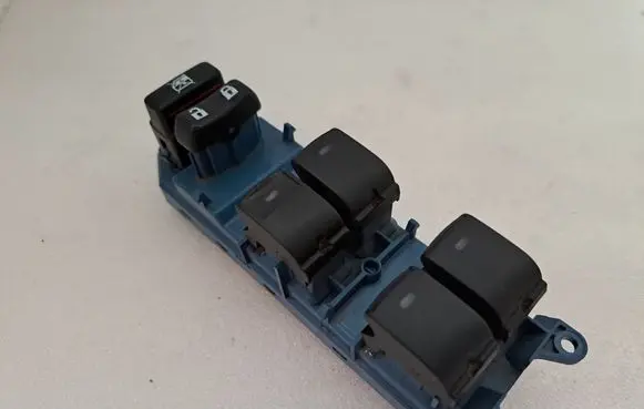 Toyota Avensis T270 Electric window control switch 8404005020