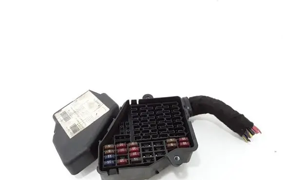 Volkswagen Golf IV Fuse module 8D1941824 AUQA05206