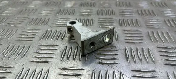 Volkswagen PASSAT B8 Front door upper hinge 8X0831404E
