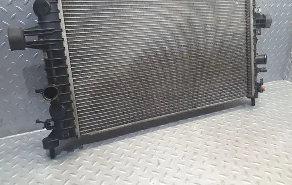 Opel Zafira B Coolant radiator 13128818