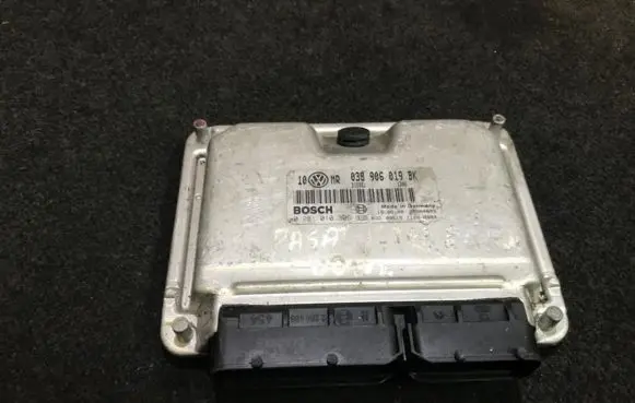 Volkswagen PASSAT B5 Engine control unit/module 038906019bk 0281010305