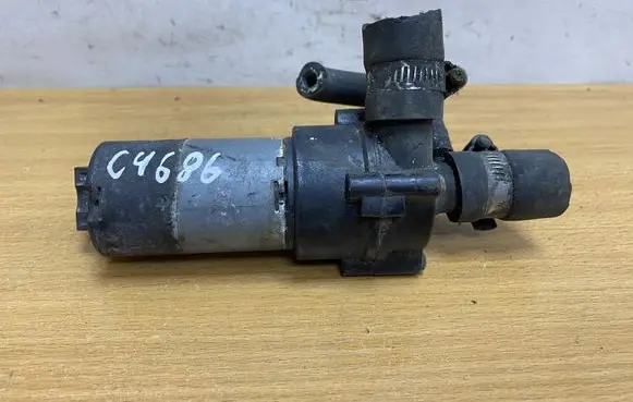 Mercedes-Benz E W210 Water pump 0018353564 C4686
