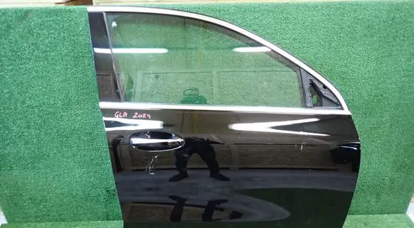 Mercedes-Benz GLA H247 Front door