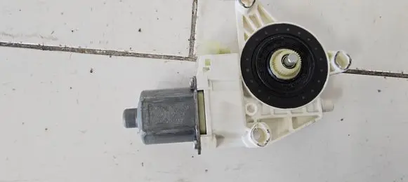 Mercedes-Benz C W204 Front door window regulator motor A2048200142 971219100