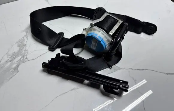 Mercedes-Benz A W176 Front seatbelt A1768602185