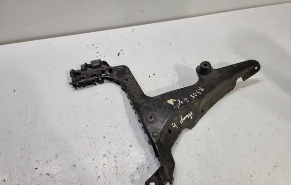 Rear bumper mounting bracket