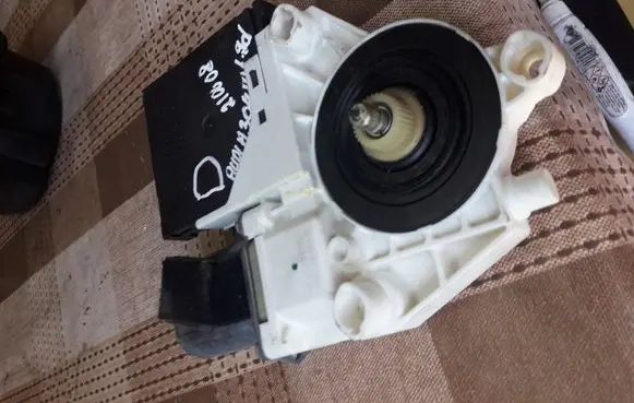 Audi A3 S3 8P Front door window regulator motor 8P0959802A