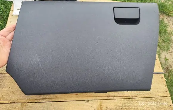 Mazda 3 II Glove box