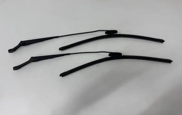 Front wiper blade arm