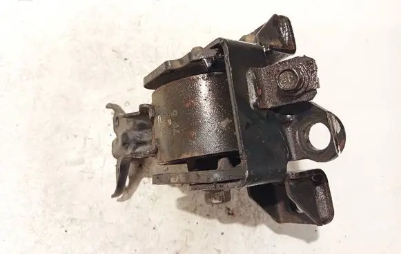 Peugeot 4007 Engine mount bracket