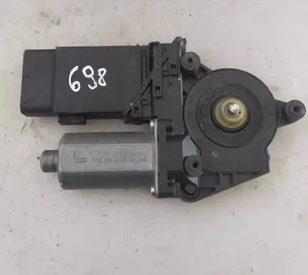 Volkswagen PASSAT B5.5 Front door window regulator motor 0130821695