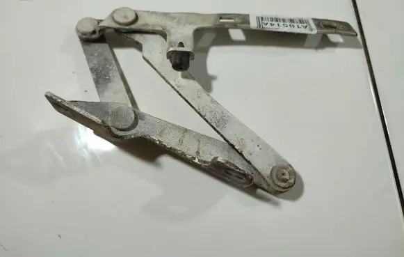 Engine bonnet/hood hinges