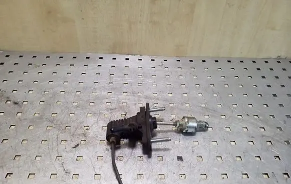 Toyota RAV 4 (XA30) Clutch master cylinder