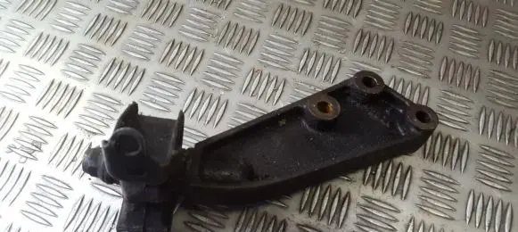 Engine mount bracket