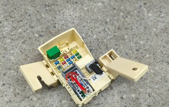 KIA Stinger Fuse module 91950J5220A