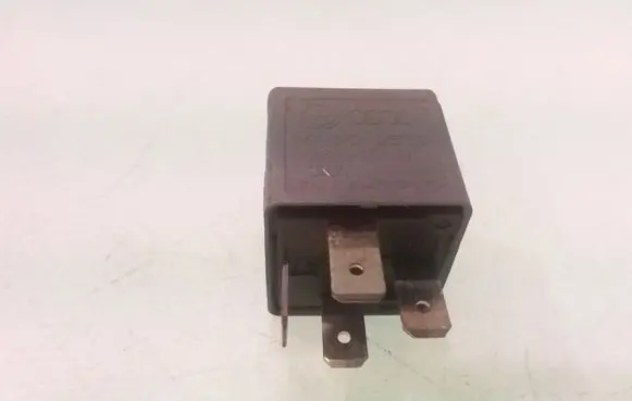 Volkswagen PASSAT B5 Other relay 141951253B V23134B52X227