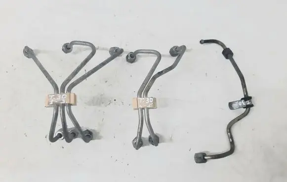 Volvo V70 Fuel injector supply line/pipe 