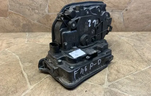 BMW 2 F46 Front door lock 7281936