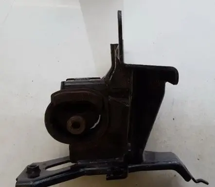 Toyota Yaris Engine mount bracket